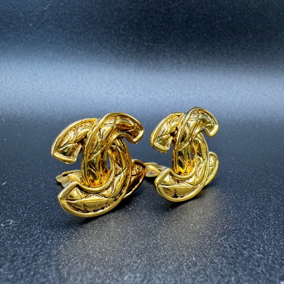 LOT 1492 24K gold plated CHANEL vintage matelasse CC JUMBO clip on earrings - Picture 7 of 15